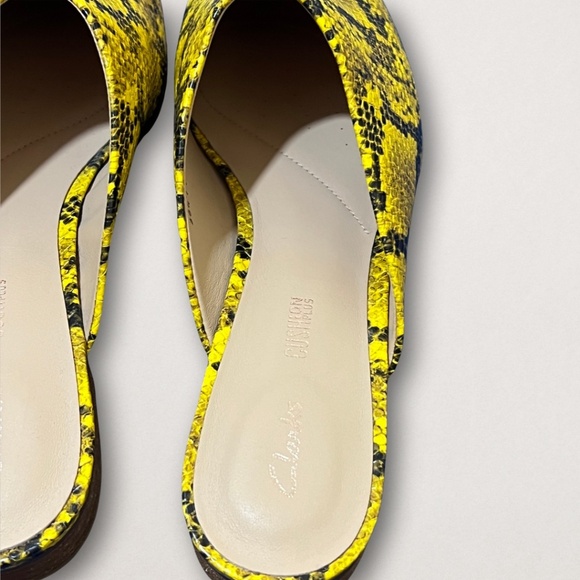 NWOT Clarks Yellow & Black Snake Skin Print Mules - Size 9 - Picture 3 of 5